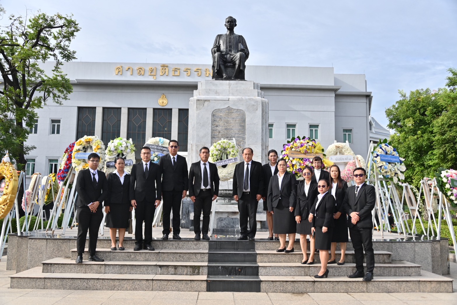 กรมบังคับคดีร่วมวางพวงมาลาถวายสักการะเนื่องใน 